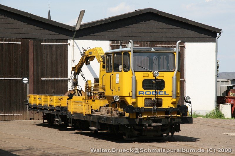 Der ROBEL SKL vor der Fahrzeughalle in Brohl-L�tzing. - Brohltalbahn 03.05.2008 - Weitere Fotos siehe unter http://schmalspuralbum.de/