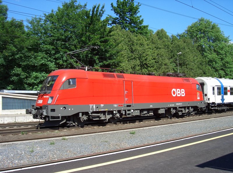 Der Roco  Zugkraft  Taurus 1016-011-7 mit einer Rola am Haken, bei der Durchfahrt in Salzburg-Aigen am 07.06.2004.
