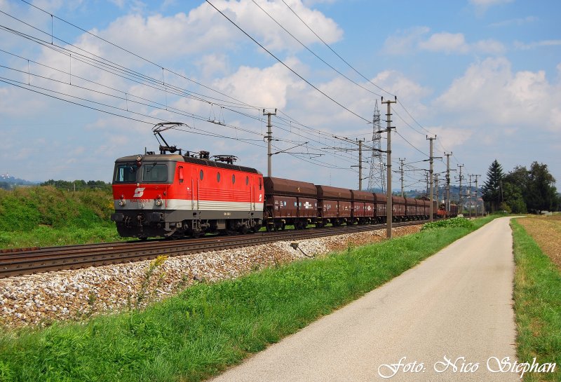 Der RoLa hinterher kam eine der ltesten 1044:1044 003-0 war hier mit einem langen leeren gemischter Gz nach Wels Verschiebebahnhof unterwegs *schn*,Pasching (sterreichurlaub 18.08.09) 