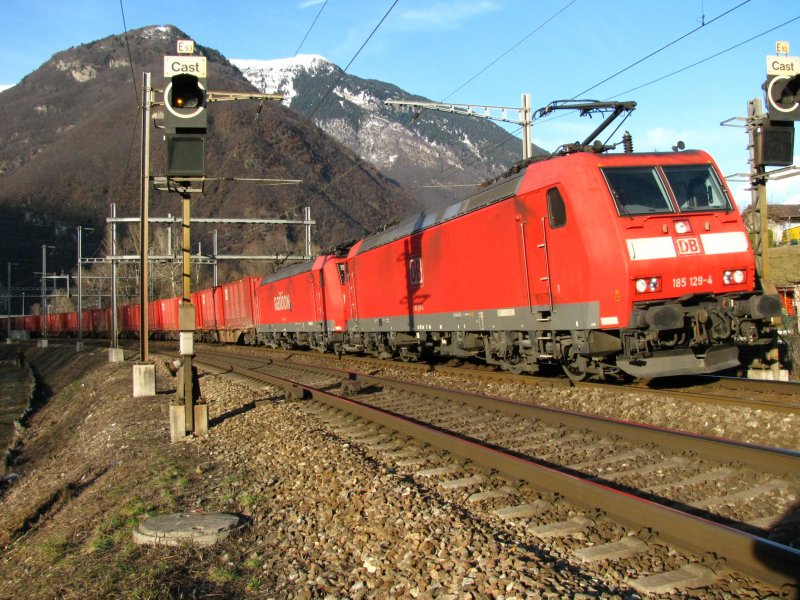Der rote Zug mit zwei BR 185 auf dem Weg nach Italien bei Arbedo am 21.02.2009