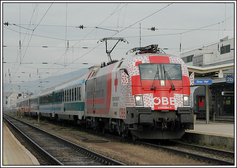Der Rotkreuz Taurus 1116 264 bespannte am 12.12.06 den OEC 151  Emona  von Wien Sd nach Laibach. Das Foto entstand bei der Abfahrt am Grazer Hauptbahnhof.