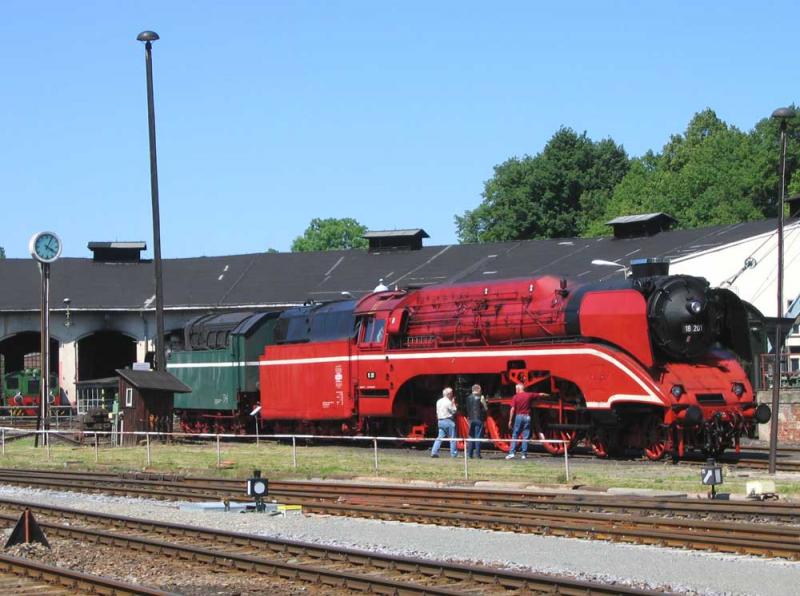 Der rubinrote Zankapfel: 18 201 der Dampf-Plus GmbH. Obwohl in D unter Denkmalschutz stehend wird sie wohl bald nach Liechtenstein oder den USA verkauft. - Nossen, 18.06.2005 !!!! Anlsslich der Sonder-Schnell-Fahrt von Dresden nach Bad Doberan am Samstag, 16.07.05  prsentiert sich die Dampflok 18 201 wieder in historischem Grn.!!!

