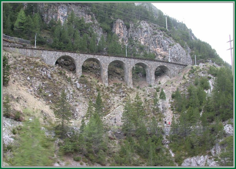 Der Rugnux-Lehnenviadukt mndet in den rund 660m langen Rugnux-Kehrtunnel oberhalb der Kreuzungsstation Muot zwischen Preda und Bergn. Unterhalb der Brcke ist der Bahnlehrpfad sichtbar, der ein absolutes Muss ist fr alle Bahnfreaks. (08.05.2007)