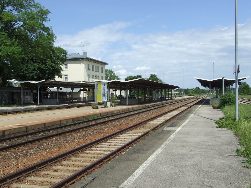 Der ruhige Bahnhof von Kaufering am 08.06.2009.