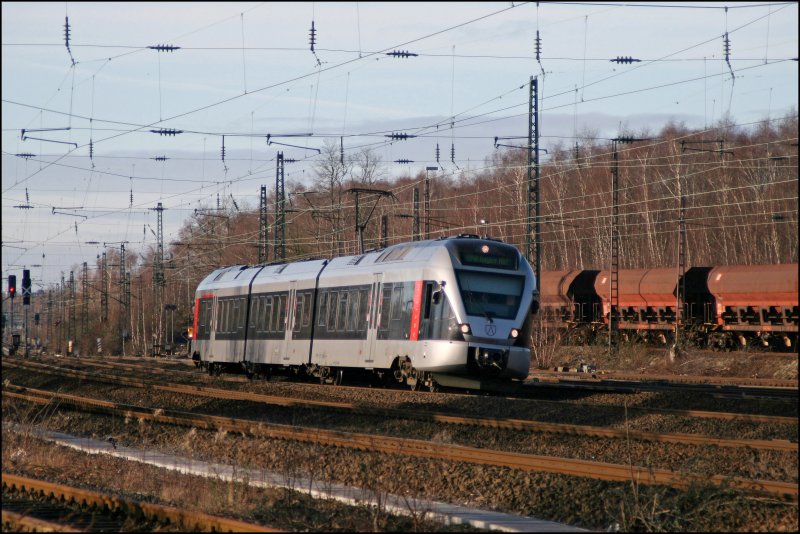 Der Ruhr volgend legt sich der ET23006 bei Bochum-Ehrenfeld als ABR33813 (RB40  Ruhr-Lenne-Bahn ), von Essen Hauptbahnhof nach Hagen Hauptbahnhof, in die Kurve. (13.01.2008)
Abellio Rail NRW ist ein Tochterunternehmen der Stdtischen  Essner Versorgungs- und Verkehrsgesellschaft mbH (EVV). 2005 wurden 75,1% an den britischen Investor Star Capital Partners Ltd. verkauft. Den rest hlt die EVV.