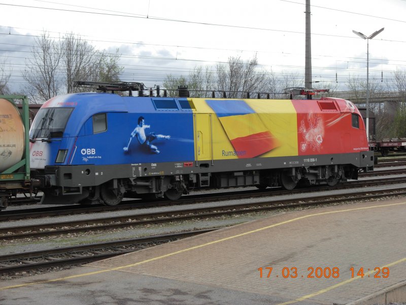 Der rumnische EM-Taurus 1116 056-1 wartet am 17.3.2008 mit einem Gterzug im Bahnhof Ebenfurth auf die Weiterfahrt Richtung Obersterreich.