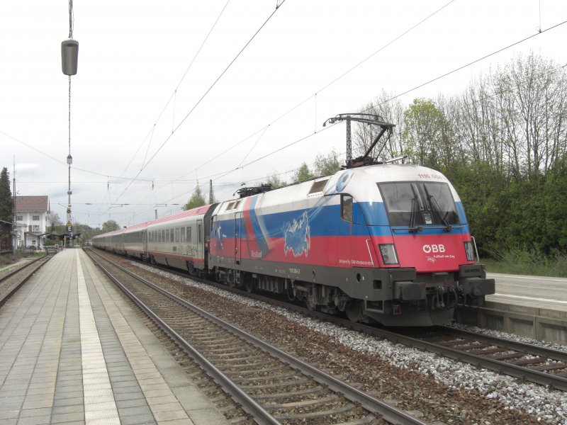 Der Russland Taurus 1116 084-3 beim Halt in Prien am Chiemsee.
Die Lok befand sich am Zugende des EC 112  Mimara  in Richtung
Mnchen. Aufgenommen am 17. April 2009.
