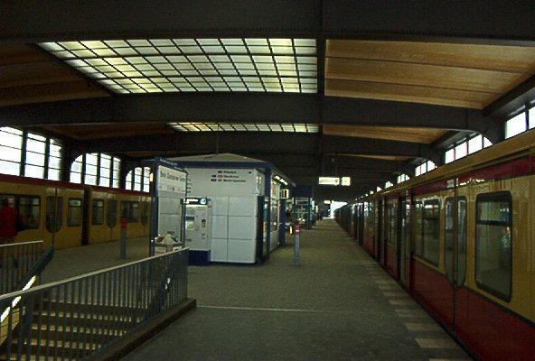 Der S-Bahn bereich im Bahnhof Berlin Zoologischer Garten