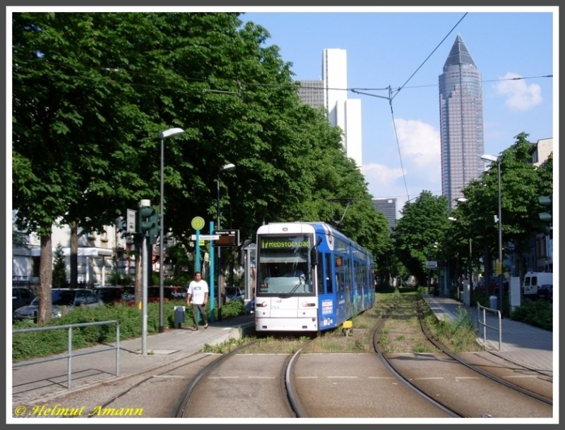 Der S-Triebwagen 216 war am 06.06.2008 als 1. Zug der Linie 17 zum Rebstockbad gerade an der Haltestelle Nauheimer Strae eingefahren und wartete auf das Signal zur Weiterfahrt. Im Bildhintergund links das Marriott-Hotel und rechts davon der 257 Meter hohe Messeturm, der von der Bevlkerung wegen der pyramidenfrmigen Spitze auch als  Bleistift  bezeichnet wird.