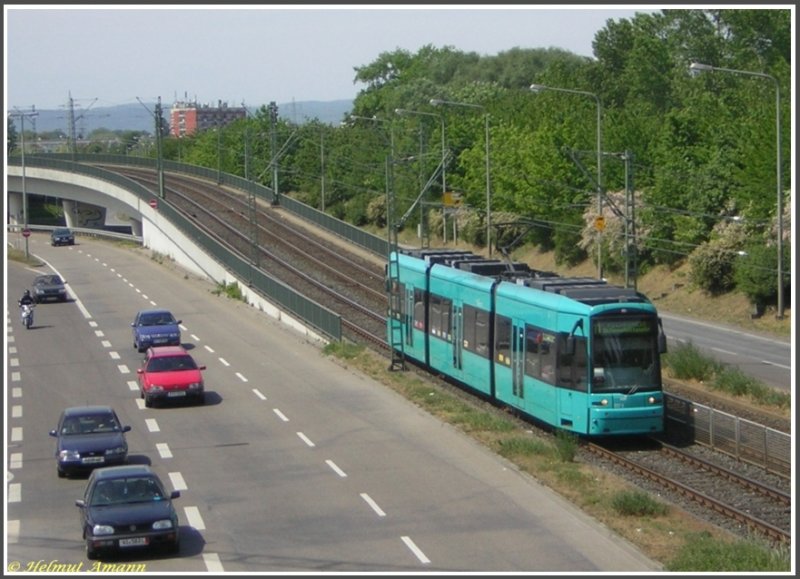 Der S-Triebwagen 222 hatte am 04.05.2007 auf dem 14. Zug der Linie 11 nach Fechenheim gerade die Bundesstrae auf der Brcke im Bildhintergrund berquert und befand sich in der Anfahrt auf die Haltestelle Jgerallee.