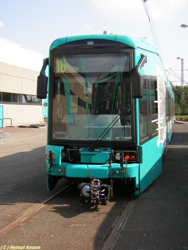 Der S-Triebwagen 231 wurde bei einem Auffahrunfall auf den
Prellbock einer Endstation beschdigt und stand am 03.09.2005 im Auengelnde der Stadtbahn-Zentralwerkstatt. Die Aufnahme entstand im Rahmen einer Sonderfahrt, bei der das Gelnde und die Hallen besichtigt werden konnten.