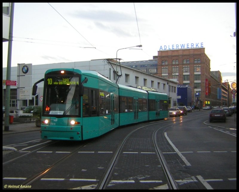 Der S-Triebwagen 250 wartete am 18.08.2006 auf dem 7. Zug der im Zeitraum vom 31.07. bis 18.08.2006 verkehrenden Interimslinie 10 zum Zoo an der Galluswarte auf das Signal zur Einfahrt in die Haltestelle. Das war eine der letzten Leistungen dieser Linie an ihrem letzten Betriebstag.