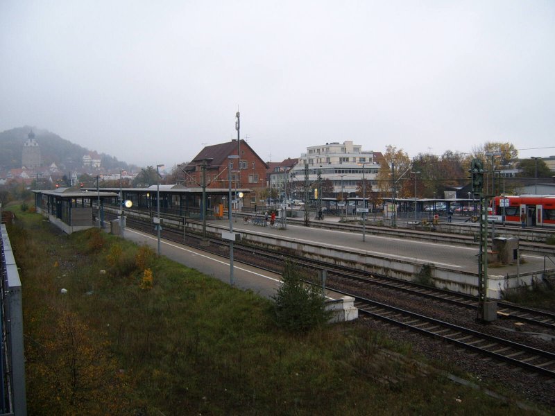 Der S1 Endbahnhof und Gubahndurchgangsbahnhof Herrenberg bei schlechtem Wetter am 01.11.2004.