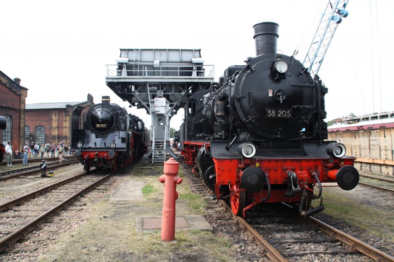 Der  Sachsenstolz  19 015 (schsische XX HV) und der  schsische Rollwagen  38 205 (schsische XII H2) am 22.08.09 im SEM-Chemnitz-Hilbersdorf.