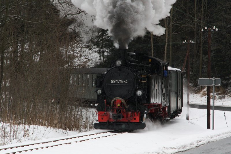 Der s�chsische Schmalspur-Bulle 99 1715-4 ist am 31.01.09 Richtung Schmalzgrube unterwegs.