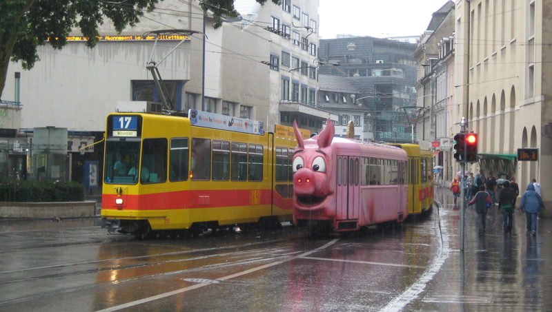 Der Sulianhnger trifft auf die Linie 17, 8. August 2009.