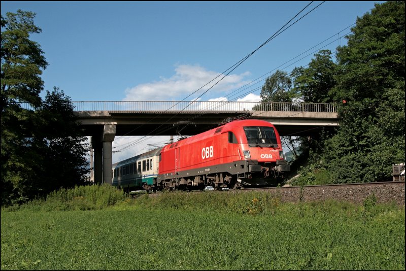 Der Salzburger 1116 039 sieht man den harten Dienst auf den Strecken sterreichs und den Nachbarlndern an. Am Abend des 08.07.2008 bringt sie den IC 83  PAGANINI , Mnchen Hbf - Verona Porta Nuova, zum Brenner. (08.07.2008)