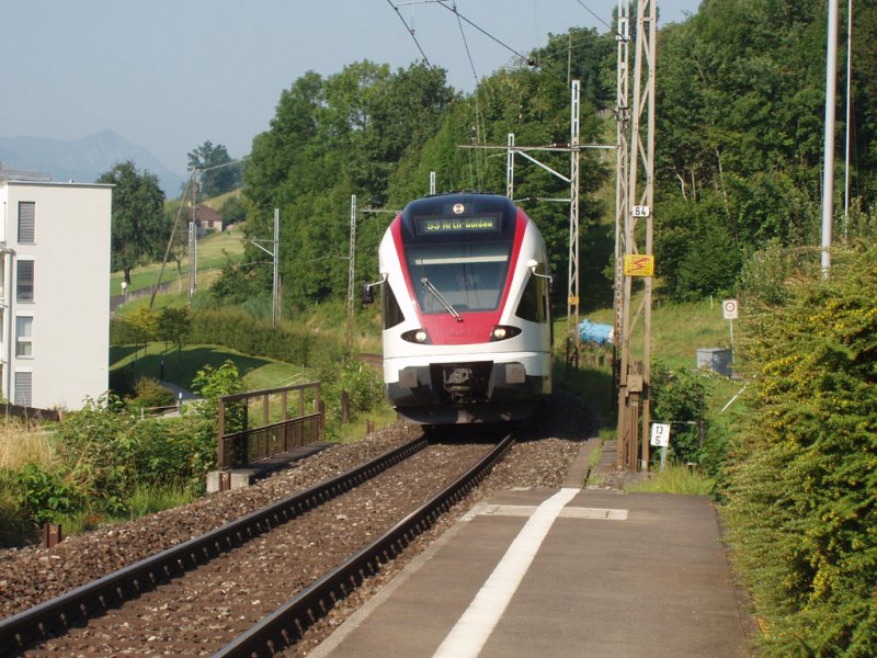 Der SBB-Flirt der Baureihe 523 verkehrt als S3 nach Arth-Goldau in Merlischachen (SZ)