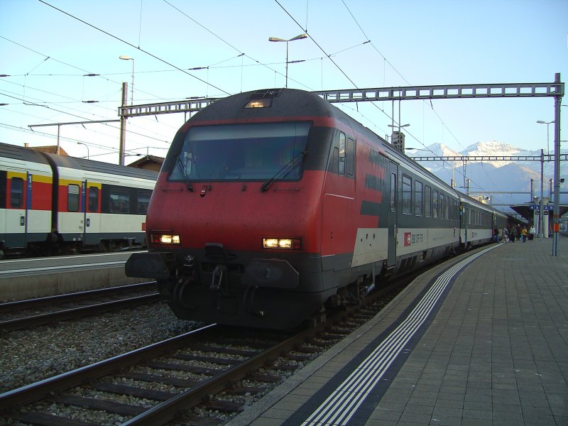Der SBB IC von Brig nach Bern am 02.11.2007 in Spiez. 