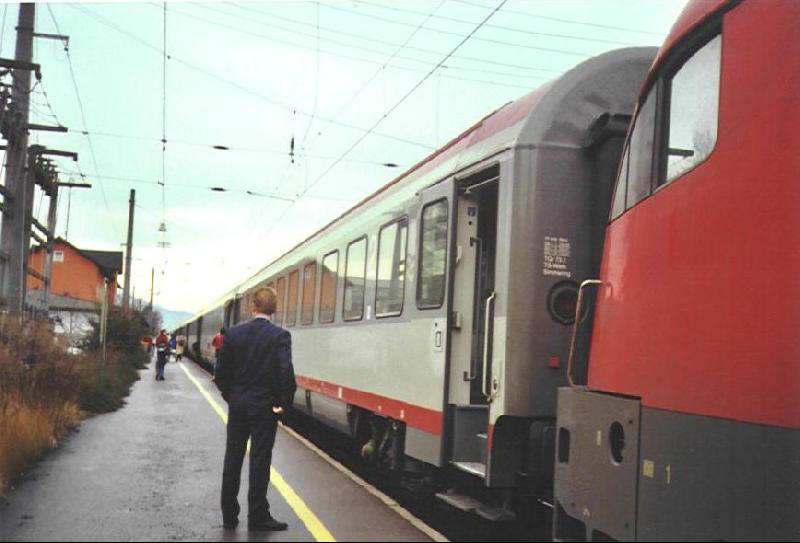 Der Schaffner des Eurocitys Wifi schaut nach dem Rechten am Bahnsteig1 am 31.12.02 in Dornbirn