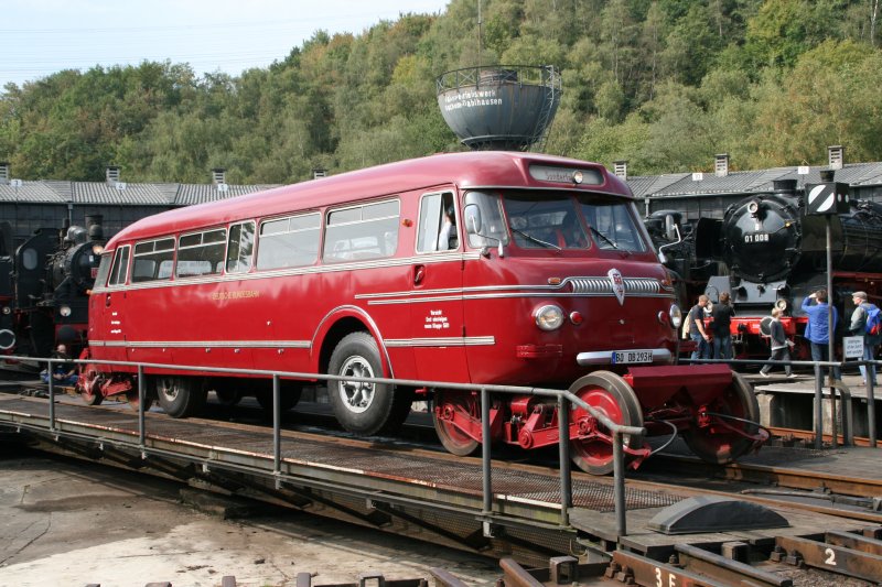 Der Schiene-Strae Bus BS300 sonnt sich auf der Drehscheibe vor dem Lokschuppen. Ein gelungenes Fest bei bestem Wetter. Herbstmuseumstage 19.9.2009