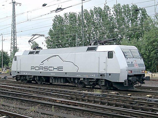 Der  Schienen-Porsche  152 041 setzt sich vor einen schweren Gterzug im Gterbahnhof Bebra.