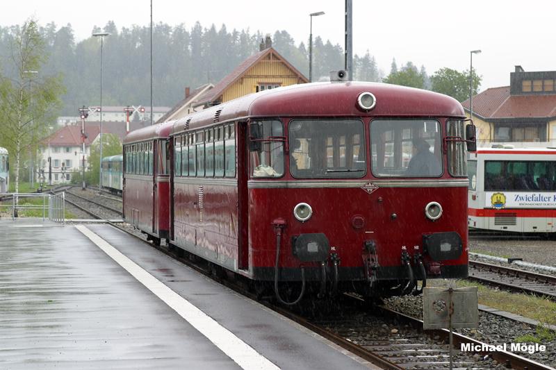 Der Schienenbus im Bahnhof M�nsingen steht zu Abfahrt Richtung Schelklingen bereit.
05/2005