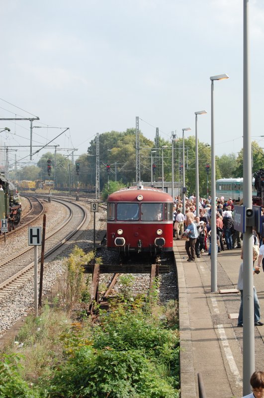 Der Schienenbus des Bayerischen Eisenbahnmuseums am 19. September 2009 bei den Mrklin-Tagen im Bahnhof Gppingen. Der Schienenbus fuhr anlsslich der Mrklin-Tage an diesem Wochenende als Pendelverkehr vom alten Boller Gleis aus zum Leonhard-Weiss-Gelnde. Dies erfolgte als Rangierfahrt.
