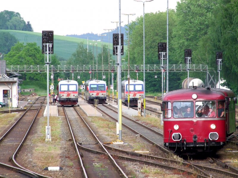 Der Schienenbus ist zurck (hier VT798 706-8 der PEF)
Wurde frher der Personenverkehr fast ausschliesslich mit den  Uerdingern  am Rieder-Kreuz bewltigt, so wickelt Heutzutage fast ausschliesslich die BR5047 den Personenverkehr auf diesen Schienenstrngen ab; 090521