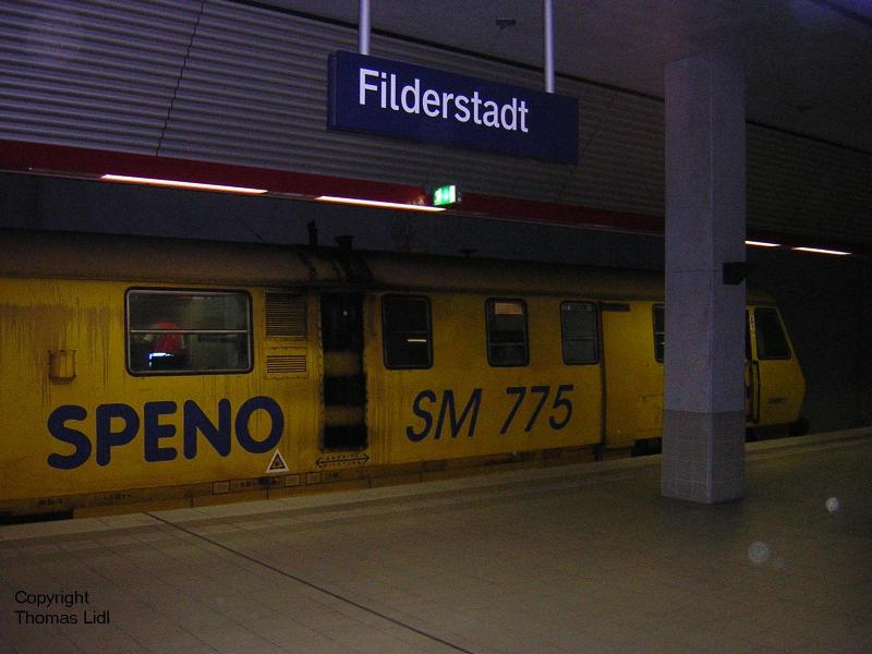 Der Schienenoberflchenmezug der Fa. Speno in der S-Bahnstaion Filderstadt die zur S-Bahn Stuttgart gehrt am 15.07.2003. 
