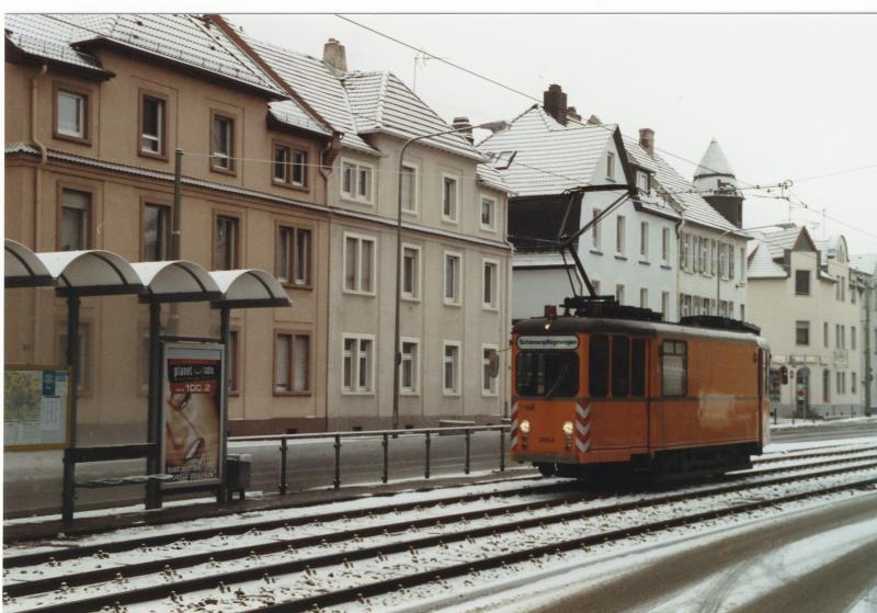 Der Schienenpflegewagen an einem trben Wintertag in Nied an der Haltestelle Luthmerstrae.War grade Unterwegs und  schaffte es grade noch den Fotoapparat zu zcken. Als der Fahrer  dieses bemerkte fuhr er kurz langsamer,so das diese Aufnahme zustande kam. Sollte ser Fahrer sich daran erinnern, vielen Dank an den Fahrer.