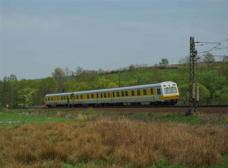 Der Schienenprfzug 1 der DB Netz Instandhaltung bei seiner Arbeit im Haunetal. Fahrtrichtung Bad Hersfeld. 16.04.2009.