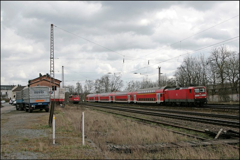 Der Schienentrabbi zieht vorbei: 112 163 �berholt mit dem RE7 (RE 29721)   Rhein-M�nsterland-Express  die 140 653 in Westhofen. (29.03.2008)