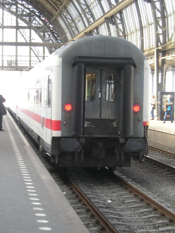 Der Schlusswagen von IC 144, der nach einer Fahrt von 8 1/2 Stunden im Bahnhof von Amsterdam angekommen ist.

Amsterdam, 21.04.2005