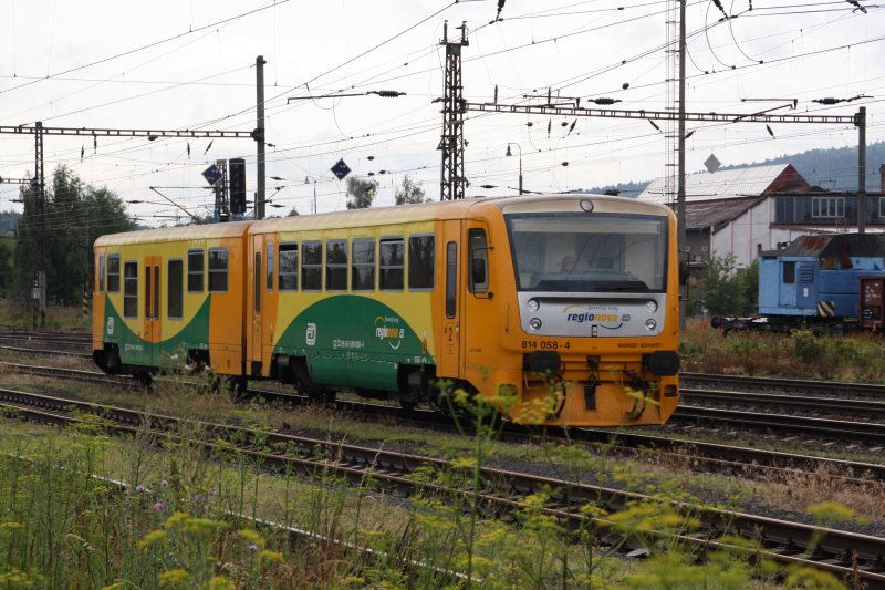 Der schmucke 814 058-4 rollt am 15.07.09 in den Bahnhof Chomotov (Komutau).