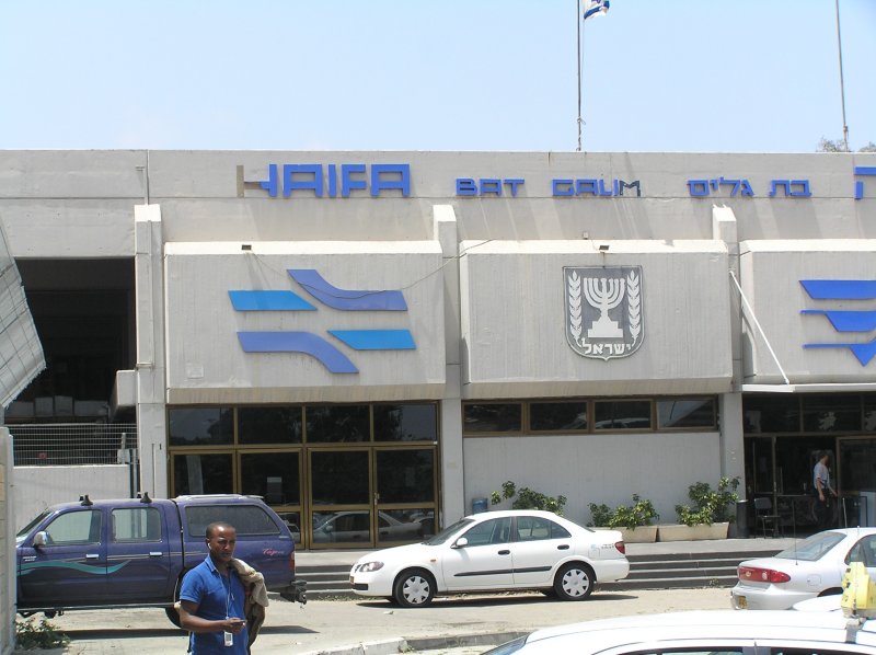 Der schmucklose Betonbau des Bahnhofs  Haifa Bat Galim  liegt am 13.05.2007 in der prallen Mittagssonne. Der Betonbau hat aber den Vorteil, dass es im Inneren schn khl ist.