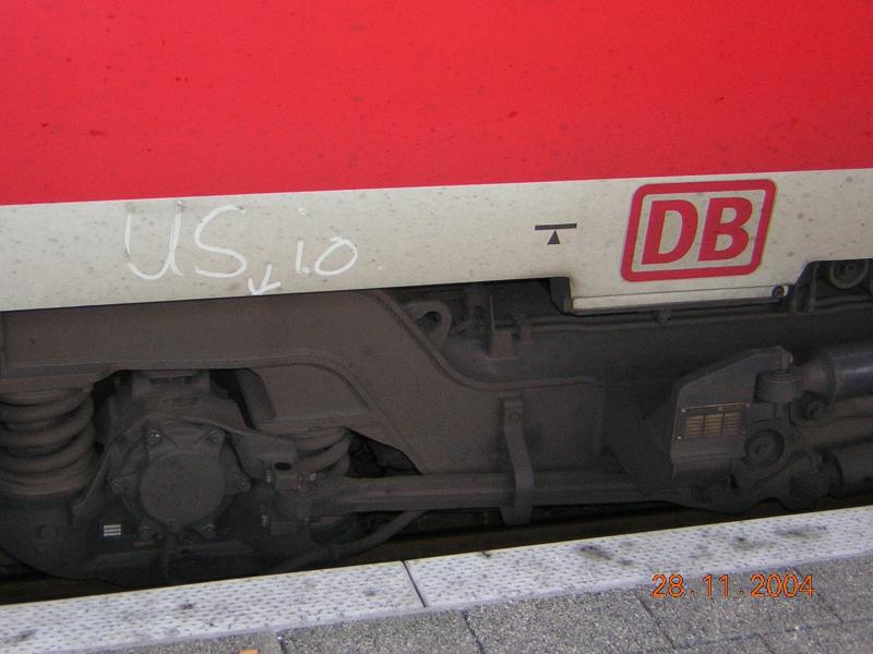 Der Schmutzfilm auf dem weien Streifen von 612 590 diente dem Personal hier offenbar zur Anbringung dienstlicher Informationen (gesehen am 28.11.2004 im Bahnhof Neuenmarkt-Wirsberg).