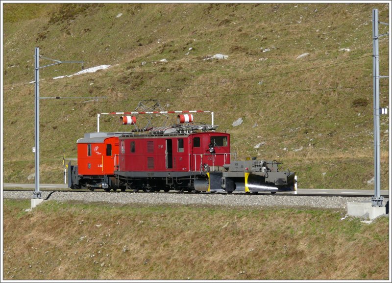 Der Schneerumzug setzt seine Fahrt nach Andermatt fort. Die rot/weissen Fsser hinter der Lok dienen als Warnung fr Chauffeure von zu hohen Fahrzeugen, die nicht durch die nachfolgende Strassengalerie passen. (08.10.2007)