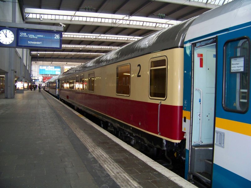 Der schne alte TEE-Speisewagen im Alex nach Schwandorf am 14.2.09 in Mnchen Hbf.