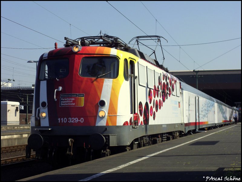 Der schne  Forschungs-Expeditionszug  bespannt mit der Speziel fr diesen Wagenpark lakierte 110 329-0 am 24.05.2009 in Dsseldorf Hauptbahnhof um 10:38.
Danach hlt der Zug noch an weiteren Stdten in Deutschland u.a. in Kln.
