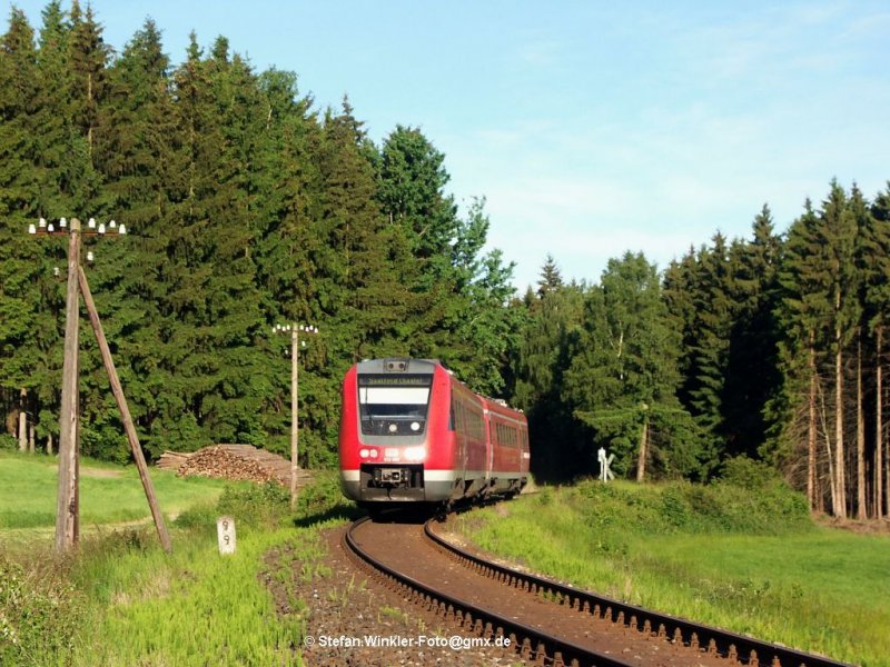 Der schöne Frankenwald am Morgen des 03.06.2009, kurz vor halb 8 Uhr. 612 060 kommt mit dem Schülerzug aus dem Wald bei Stegenwaldhaus und passiert einen kleinen BÜ. Ab 2011 fährt auch diese Leistung der  graue Star  AGILIS mit kleineren Fahrzeugen. Man darf gespannt sein, wie das dann abgewickelt wird...

Zum Foto möchte ich sagen dass es mir selber ausgesprochen gefällt. Die schönsten Bilder malt noch immer die Sonne....!