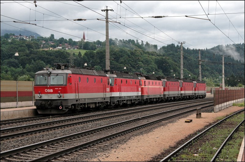 Der schne Lokzug, bestehend aus Fnf 1144er und der 1044 120 durchfhrt Kundl Richtung Wrgl. (04.07.2008)