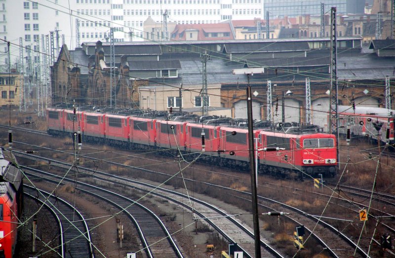 Der schon von Kevin Schmidt angesprochene Lokzug aus dem Rbf Halle(S). Gleich 9 Loks stehen am 22.02.09 abgestellt.