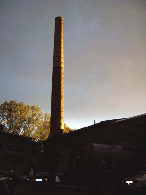 Der Schornstein des Chemnitzer Heizhauses 2 kurz nach dem Unwetter am 20.05.06