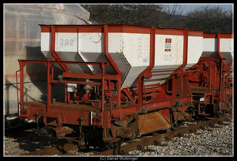 Der Schotterwagen 392 (gebaut in den 20er Jahren des letzten Jahrhunderts bei der Waggonfabrik Fuchs, Heidelberg) im Depot Edingen. Noch heute versieht er mit 3 anderen Schotterwgen der gleichen Bauart seinen Dienst. 20. Mrz 2009
