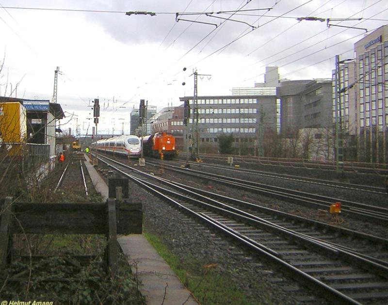 Der Schotterwagenzug mit der Lok 21 der Firma Nowu-Trans, die von der NBE vor�bergehend angemietet war, wurde am 02.04.2006 am Bahnhof Frankfurt am Main-Niederrad von 406 011 in Fahrtrichtung Hauptbahnhof �berholt.