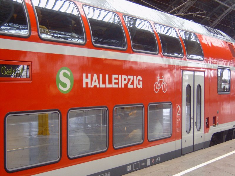 Der Schriftzug auf einer der S-Bahn Doppelstockgarnituren im Groraum Leipzig... (Leipzig Hbf, 08/2006)