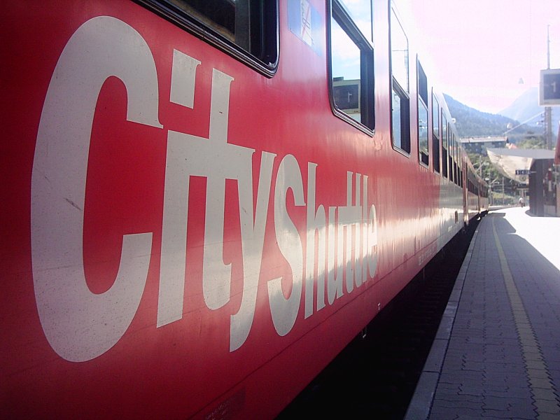 Der Schriftzug  Cityshuttle  auf einem Wagen eines Eilzuges von Innsbruck am 23.8.2006 in Landeck.
