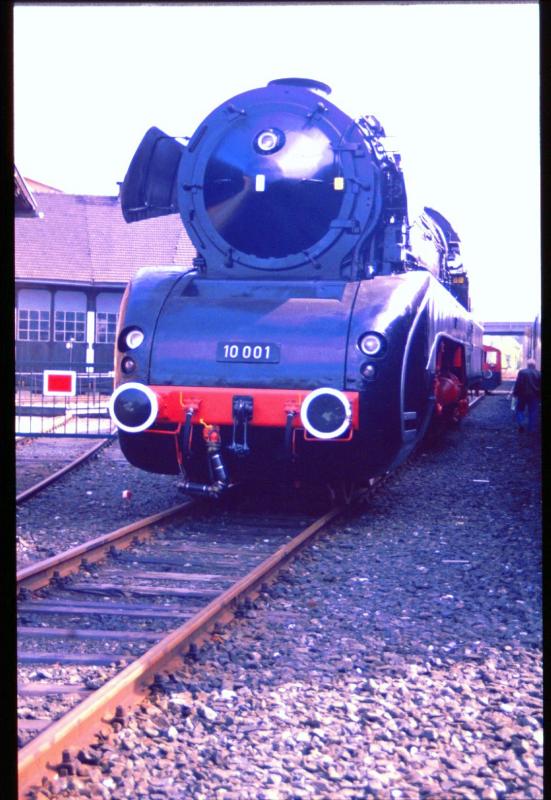 Der schwarze Schwan oder Sputnik - wie sie auch genannt wurde. Sie war die einzige deutsche Dampflok, deren Kessel stndig ber 20t/h produzierte, und das ohne in die Knie zu gehen. Aus so manchem Blickwinkel war sie fr mich die schnste Dampflok der Erde. (Leider wurde die Aufnahme etwas rotstichig)