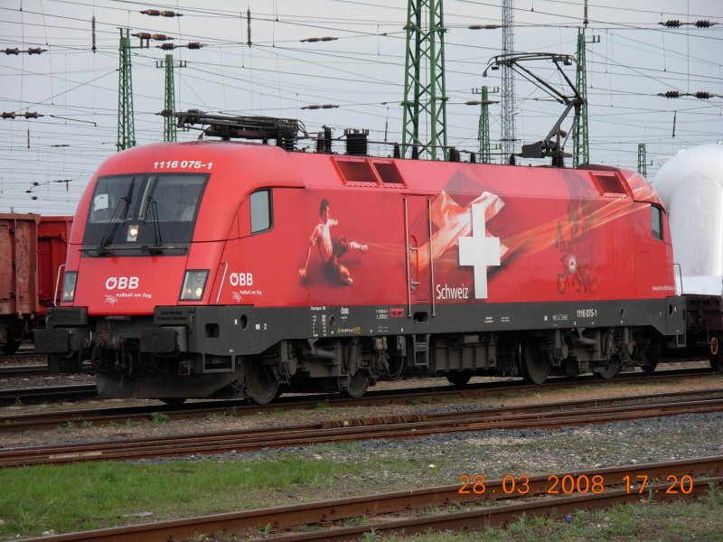 Der Schweizer EM-Taurus hat vor wenigen Minuten einen Gterzug in den ungarischen Bahnhof Hegyeshalom gebracht und wartet nun, neuerlich vor einem Lastzug, auf die Rckfahrt nach sterreich. Foto vom 29.3.2008.